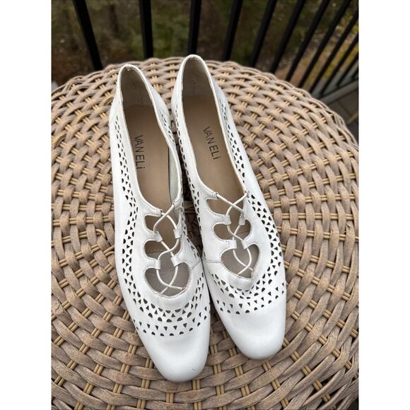 VANELI Slip-on Oxfords Womens 9 SS Narrow White Soft Leather Low Heels Cut Out - Picture 2 of 16